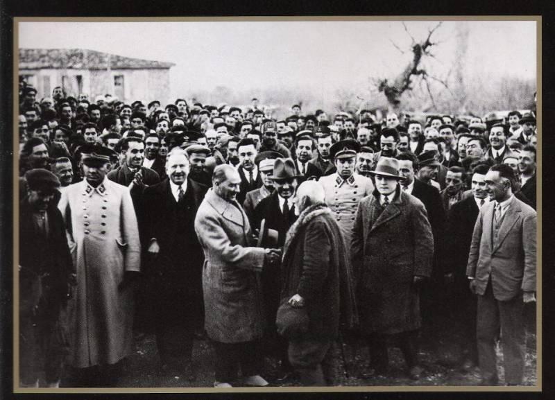 Atatürk bir vatandaşla sohbet ediyor. (30 Aralık 1931).jpg