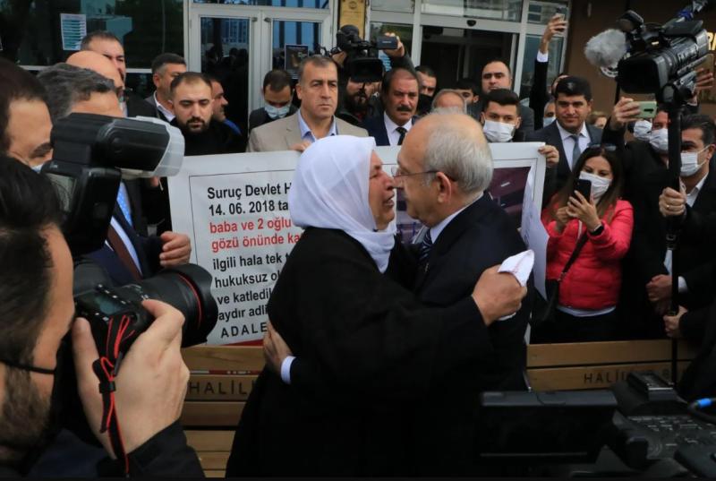 CHP lideri Kılıçdaroğlu. katledilen evlatlarının davası için Urfa'da oturma eylemi yapan Şenyaşar ailesini ziyaret etti.JPG