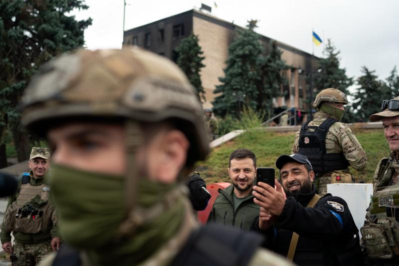 Zelenski fotoğraf çektiriyor (AP) 14 Eylül 2022.jpg