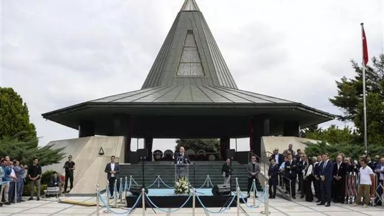 Maltepe Topkapı mevkindeki Adnan Menderes Anıt Mezarı, Eylül 2018.jpg