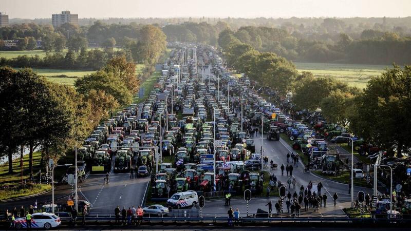 Hollandalı çiftçiler eylemleri boyunca trafiği de kesintiye uğratmıştı (AFP).jpg