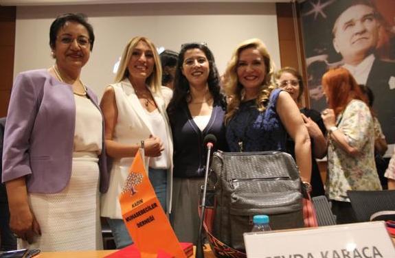 Kadın Mali Müşavirler Derneği Başkanı Gülüzar Özev ile arkadaşları ve  davetli konuşmacı Ayşen Şahin .jpg