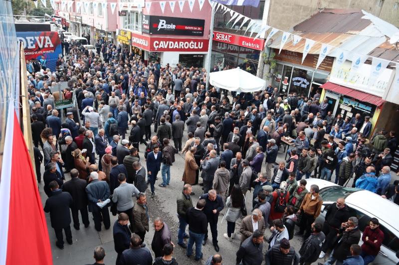 DEVA Partisi mitingi iptal etmesine rağmen yüzlerce vatandaş toplandı: Evet anketler var, sayılar var ama bir de gerçekler var