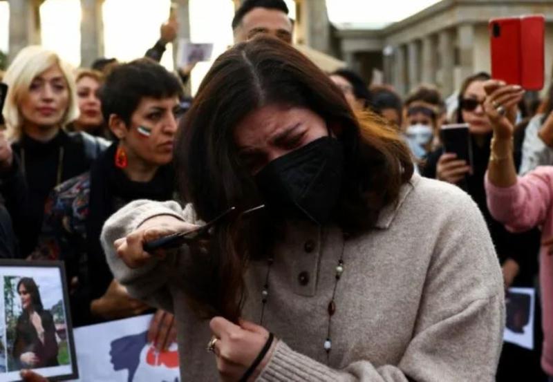 İran'da protesto ve saç kesme eylemi.jpg