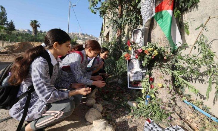 İsrail askerince katledilen Filistinli gazeteci Akile Şirin'in mezarında fatiha.jpg