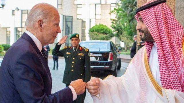 Joe Biden Suudi Arabistan ziyaretinde Veliaht Prens M. Bin Salman ile. ABD, müttefiklerini artık zaptedemiyor. Görsel-BBC.jpg