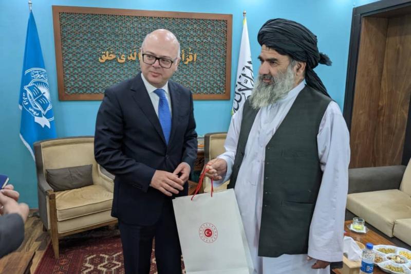 Kabil Büyükelcimiz Taliban yöneticisine hediye veriyor.jpg