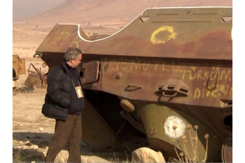 Kabil'deki eski Rus tankı üzerinde Ne mutlu Türküm diyene yazıyor.jpg