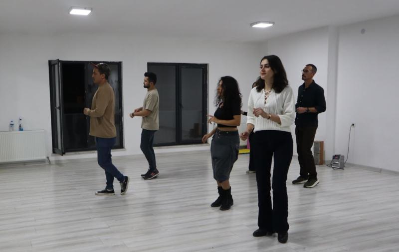 Haşemi, kentteki bir kültür sanat merkezinde Latin dansı kursu veriyor.JPG