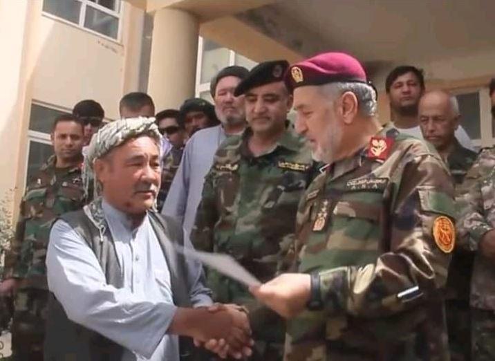 Eski Afgan savunma bakanı Bismillah Han, korucu komutani Nebi Güçlü'ye takdirname verirken.JPG