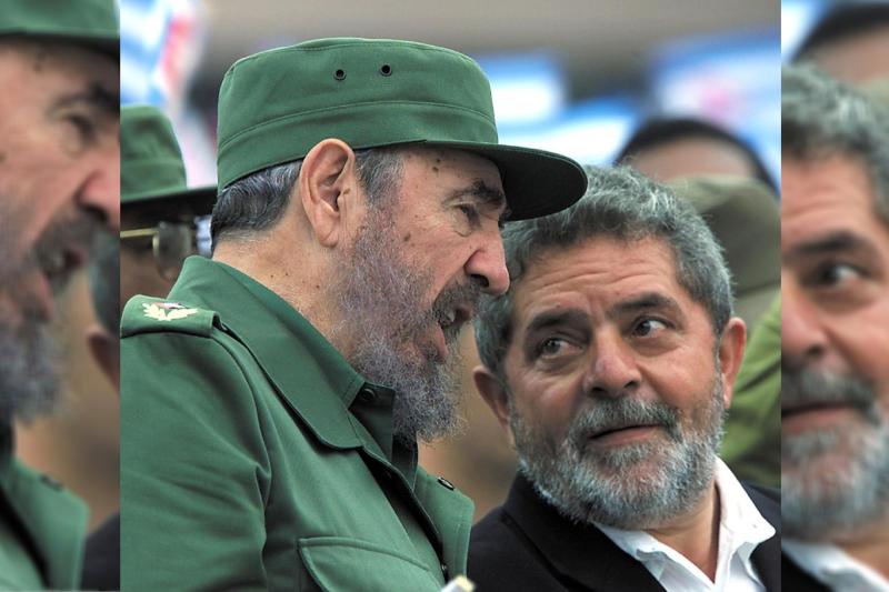 Küba lideri Fidel Castro, 2000 yılında Küba'nın Havana kentinde yaklaşık 100.000 öğrencinin siyasi bir toplantısında Lula ile konuşuyor. İkisinin uzun zamandır arkadaş oldukları biliniyordu.Adalberto Roque AFP.jpg