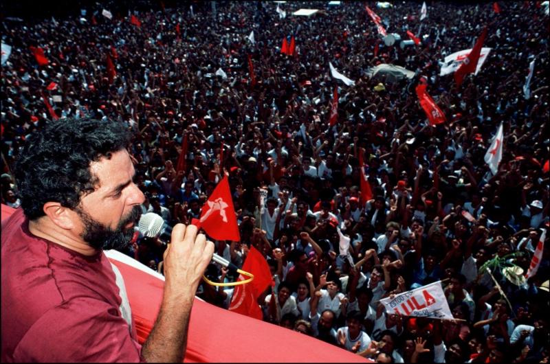 Lula, 1989'da São Bernardo do Campo'da bir İşçi Partisi mitinginde konuşuyor Antonio Ribeiro Gama-Rapho.jpg