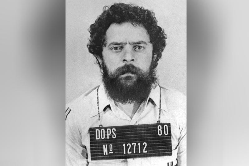 Lula, metal işçileri sendikası grevi düzenlediği için tutuklandıktan sonra 1980'de bir sabıka fotoğrafı için poz veriyor. 31 gün hapis yattı. Instituto Lula.jpg