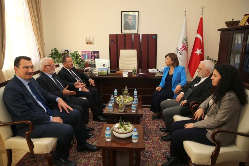 AK Parti heyeti HDP'yi ziyaret etti