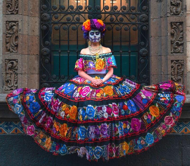 Catrinas tarzında giyinip süslenmiş bir kadın. mexico.jpg