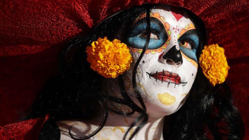 La Catrina tarzında giyinmiş bir Meksikalı kadın-Görsel-arkeofili.com_.jpeg
