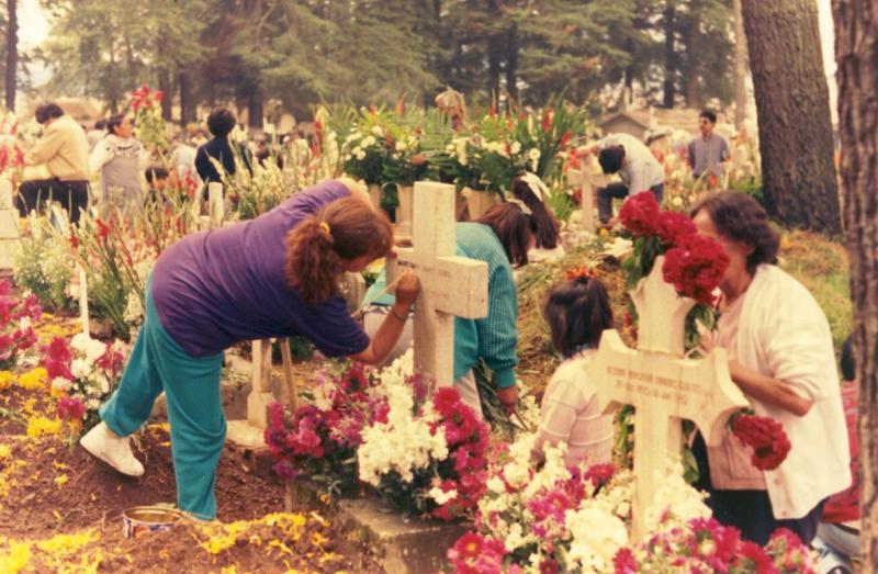 Almoloya rel Rio şehrinde aileler mezar taşlarını boyayıp süslüyorlar. 1995. Kaynak-wikipedia.jpg