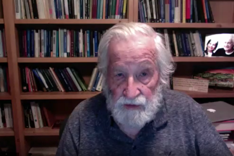 Chomsky, İlerici Enternasyonal zirvesinin açılış konuşmasını yaptı (YouTube).png