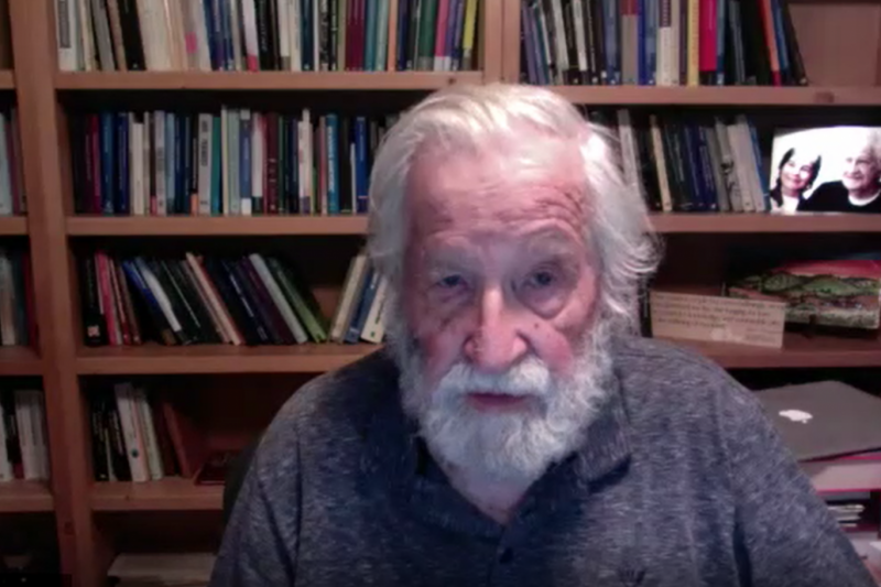 Chomsky, İlerici Enternasyonal zirvesinin açılış konuşmasını yaptı (YouTube).png Chomsky, İlerici Enternasyonal zirvesinin açılış konuşmasını yaptı (YouTube).png