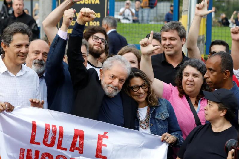 Lula da Silva, pasif yolsuzluk ve kara para aklama suçlarından mahkum olmuş, 7 Nisan 2018'de tutuklanarak ceza evine gönderilmiş ve 580 gün hapiste kaldıktan sonra 8 Kasım 2019'da tahliye olmuştu.jpg
