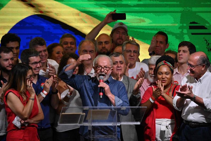 İşçi Partisi adayı Lula da Silva, yeni Brezilya Cumhurbaşkanı seçilmesinin ardından Sao Paulo'da halka seslenerek birlik mesajı verdi (AFP).jpg