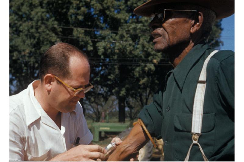 Tuskegee Frengi Çalışmasının bir parçası olarak kan örneği alınması.jpg
