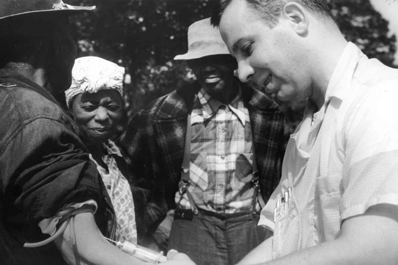 Tuskegee Frengi Çalışmasının bir parçası olarak bir hastadan kan alan doktor.jpg