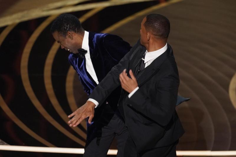 Will Smith, eşinin hastalığı hakkında şaka yapan Chris Rock'ı sahneye çıkıp tokatlamıştı (AP)