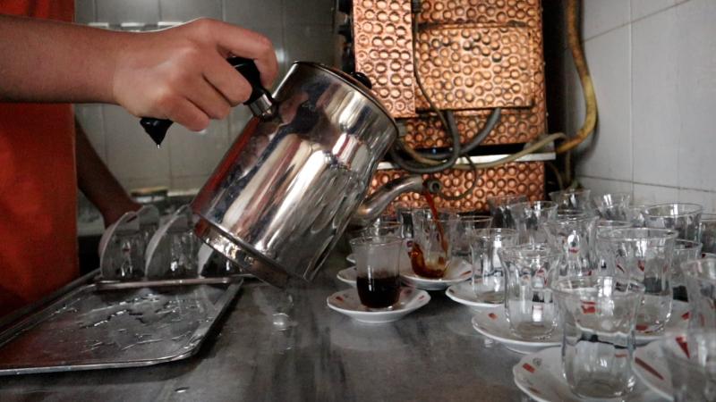 Çayın en çok tüketildiği yer olan Erzurum’da kıraathane kültürünün hala baskın.jpg