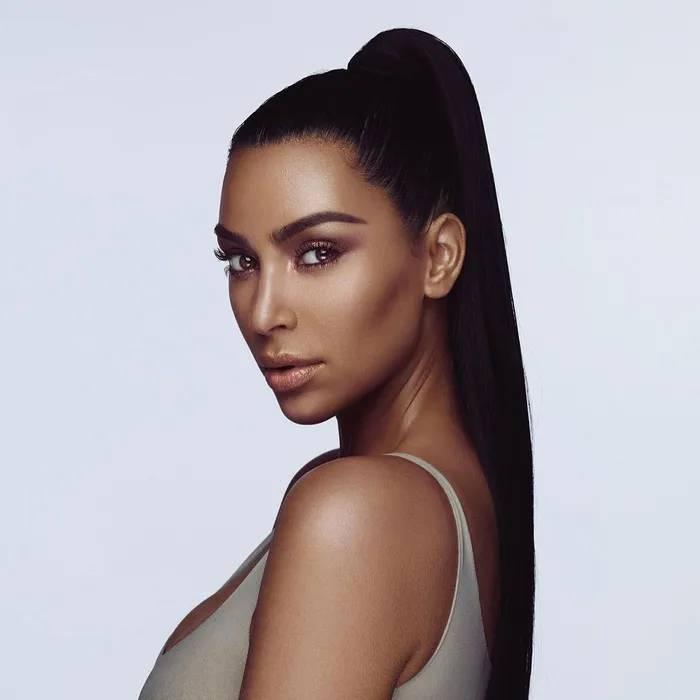 Kim Kardashian, KKW Beauty'nin reklam kampanyasında (Kim Kardashian / Twitter)