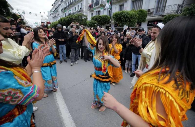 Cezayirli Amazighler, 2972 sene önceki geleneksel yeni yılı kutlamasında.JPG