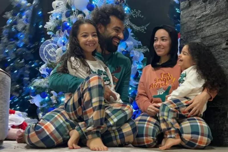 Futbolcu M. Salah'ın yayınladığı Noel Ağacı önündeki aile fotoğrafı tartışma yarattı.jpg