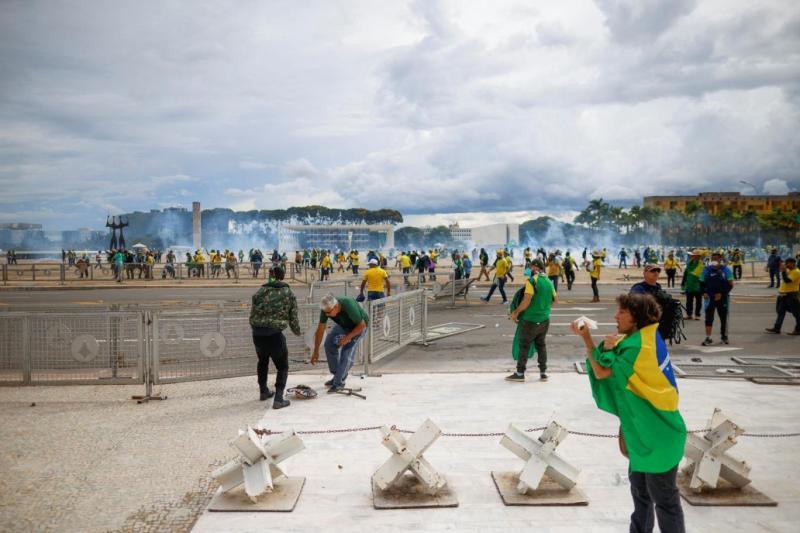 Brezilya'da yüzlerce Bolsonaro destekçisi Kongre binasını bastı Reuters.jpg