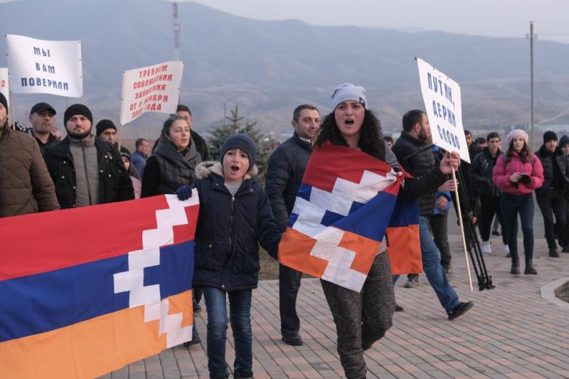 Ermeni göstericiler Stepanakert dışındaki Rus barış güçlerine bağlı kontrol noktasına doğru yürüyor.jpg