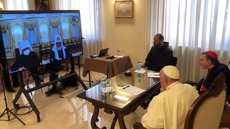 Papa Francis ve Rus Patrik videokonferans yoluyla Ukrayna’daki savaşı tartışırken.jpeg