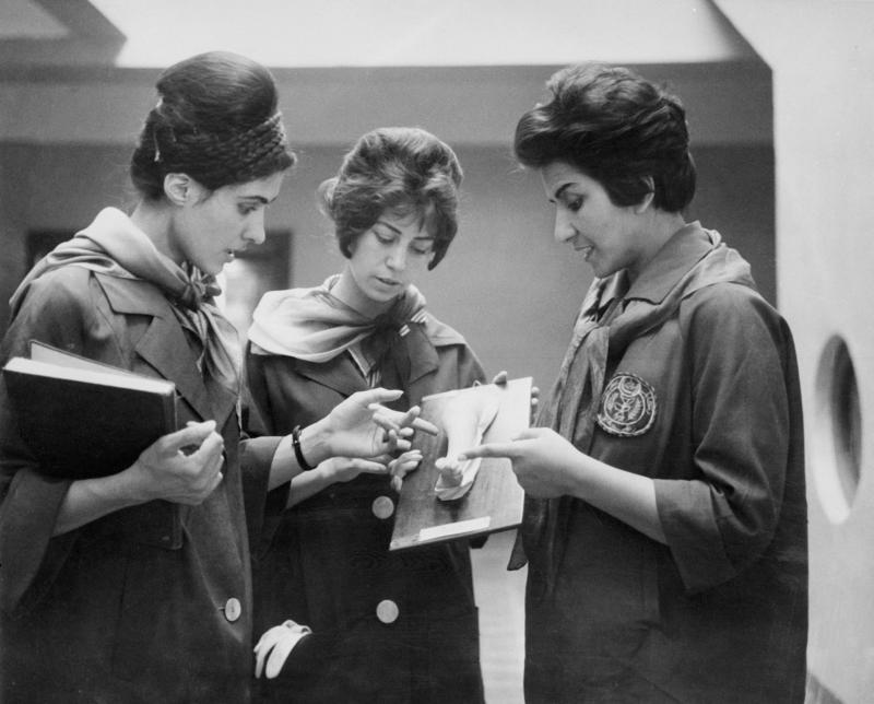 1962 yılında Kabil’deki tıp fakültesinde kız öğrenciler.jpg