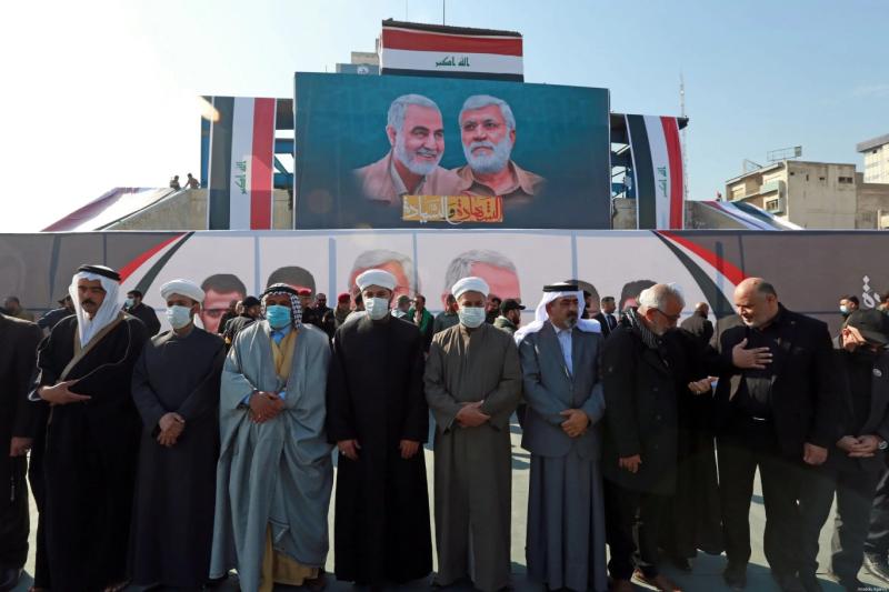 Iraklılar, Süleymani'nin öldürülmesinin yılını ABD karşıtı sloganlarla andı.jpg