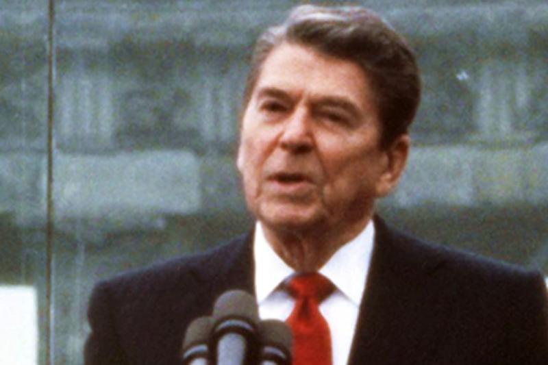 Netanyahu'ya göre; ABD eski Başkanı Ronald Reagan, terör hakkındaki kitabını beğenmiş.jpg