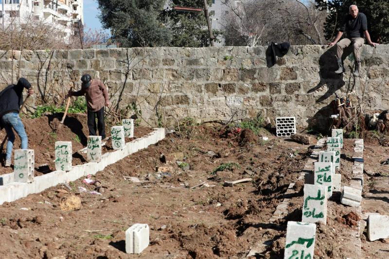 Cebele'de depremde ölenler için kazılan mezarlar (AFP)