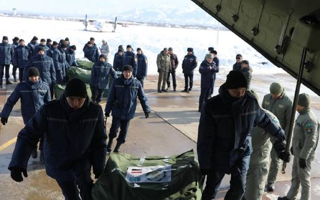 Kazakistan'ın yardımları kargo uçaklarına yüklendi (AA)