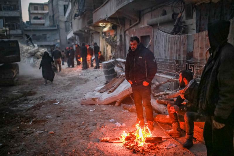 Halep'te depremzedeler enkazın ortasında hayatlarını sürdürmeye çalışıyor (AA)