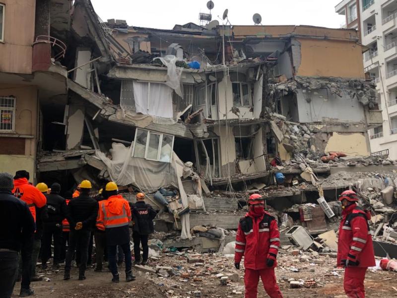 Diyarbakır Ofis semtinde yıkılan 8 katlı Sözel Apartmanı enkaz çalışmaları.jpg