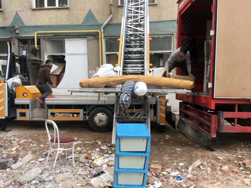 diyarbakırlılar hasarlı evlerinden taşınıyor2.jpg