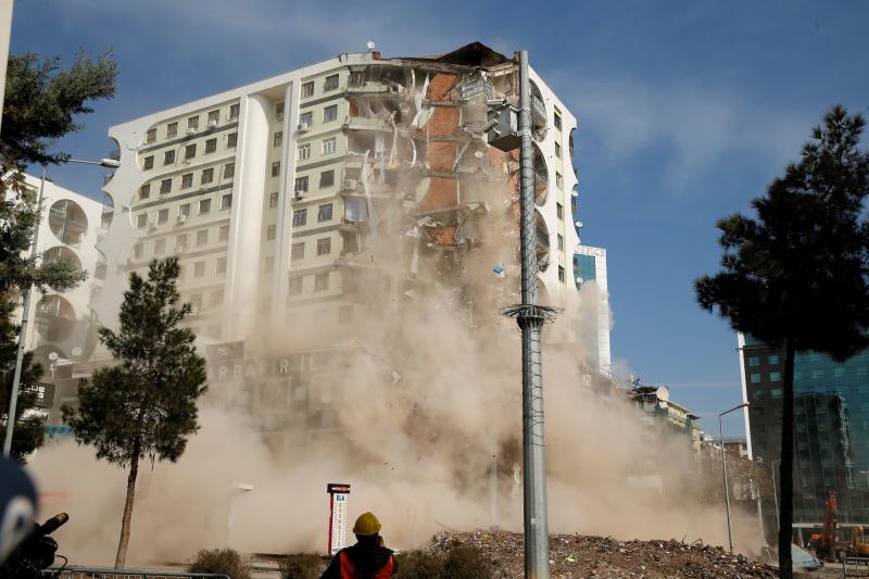 AA-20230222-30377483-30377478-DIYARBAKIRDA_AGIR_HASARLI_GALERIA_IS_MERKEZI_VE_USTUNDEKI_SITENIN_YIKIMINA_BASLANDI.jpg