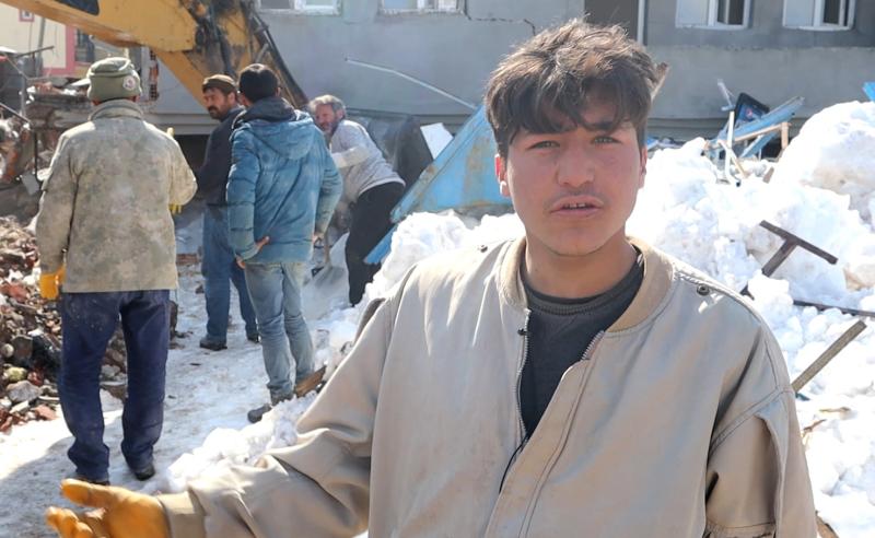 Ailesinin tütünün kurtarmak için yıkılan enkazda çalışan Hasan Basri  Başak.jpg