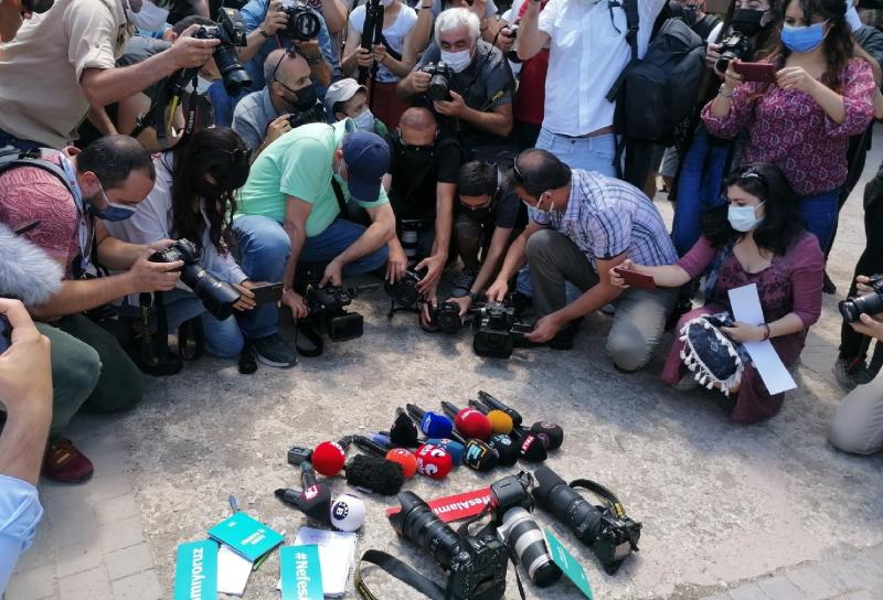 Gazeteciler engelleme ve tutuklamalara sıkça maruz kalıyorlar. Fotoğraf-Cumhuriyet.jpg
