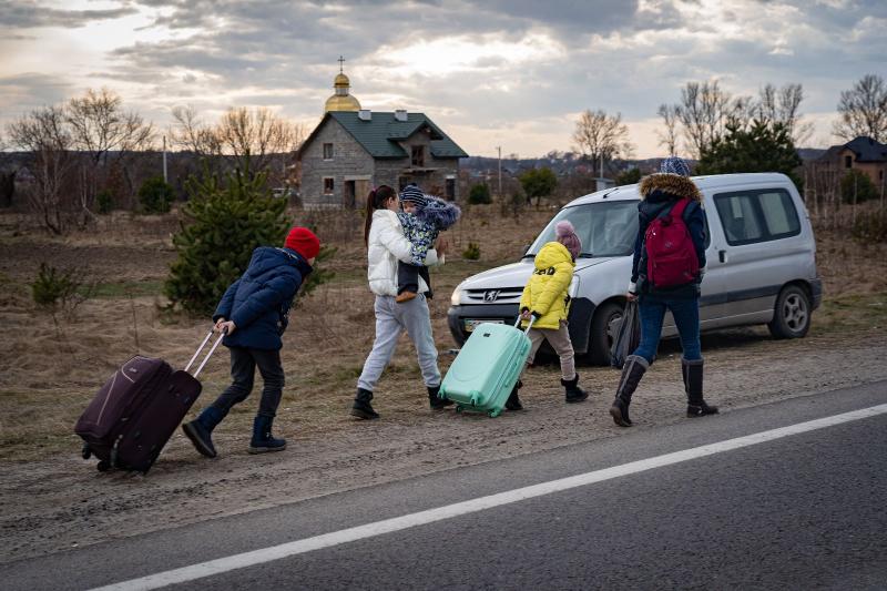 Polonya sınırına yürüyen aile