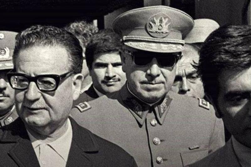 Salvador Allende Gossens, ön planda, seçtiği ordunun başındaki Augusto Pinochet Ugarte'nin arkasında.jpg