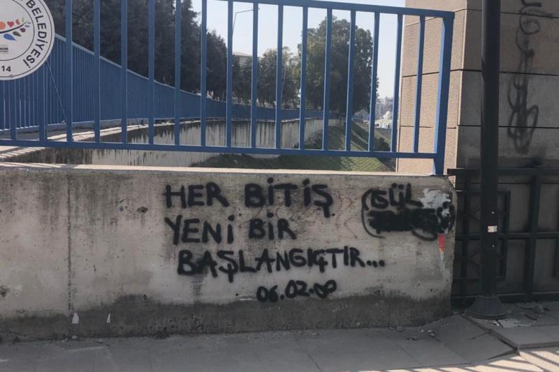 Hatay Asi Nehri’nde bir köprüye yazılan duvar yazısı..jpg