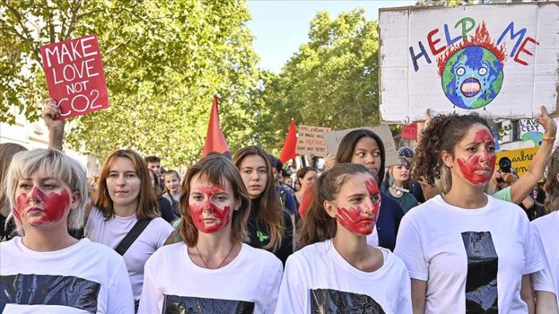 İklim grevlerinin öncüleri öğrencilerden oluşuyor. Paris 2019.jpg